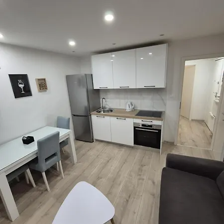 Cozy Close To Centre * Split