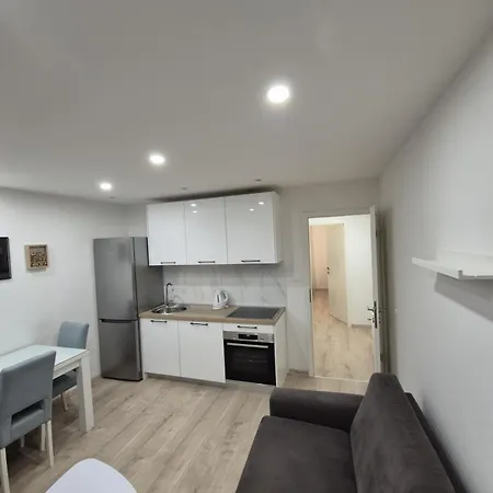 Cozy Close To Centre Split