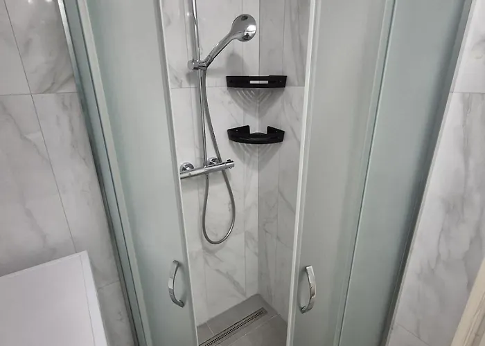 Cozy Close To Centre Split