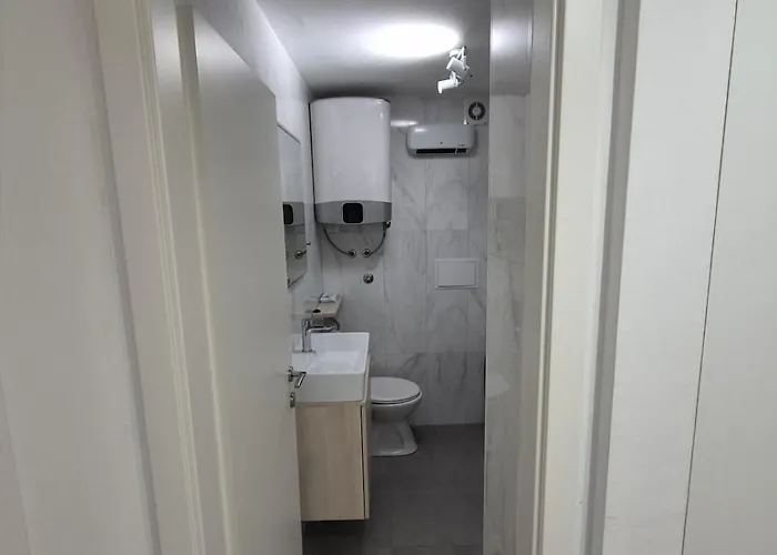 Cozy Close To Centre Split