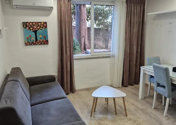 Cozy Close To Centre * Split