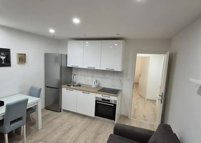 Cozy Close To Centre