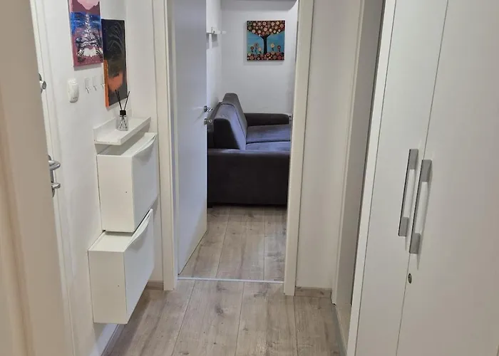 Cozy Close To Centre Split