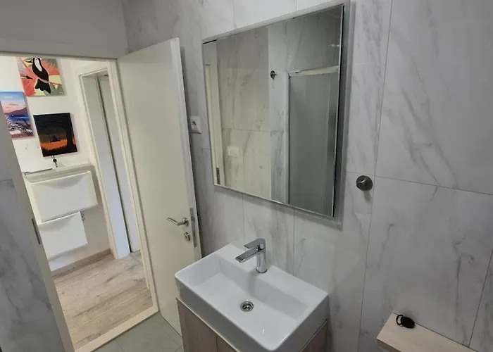 Cozy Close To Centre