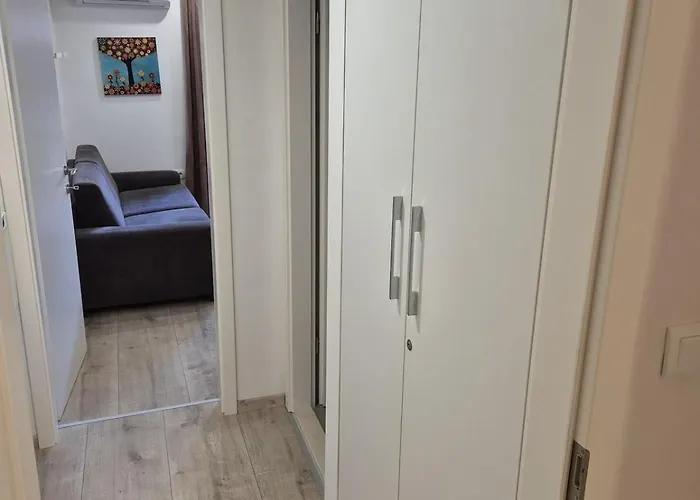 Cozy Close To Centre * Split