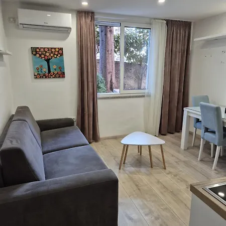 Cozy Close To Centre Apartment
