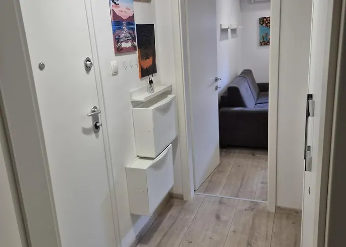 Cozy Close To Centre Apartment *