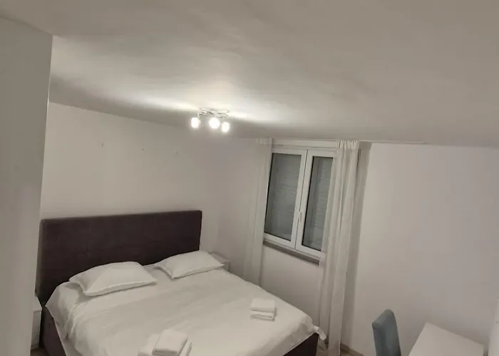 Cozy Close To Centre * Split