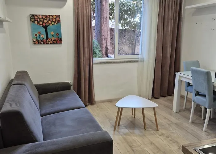 Cozy Close To Centre Apartment