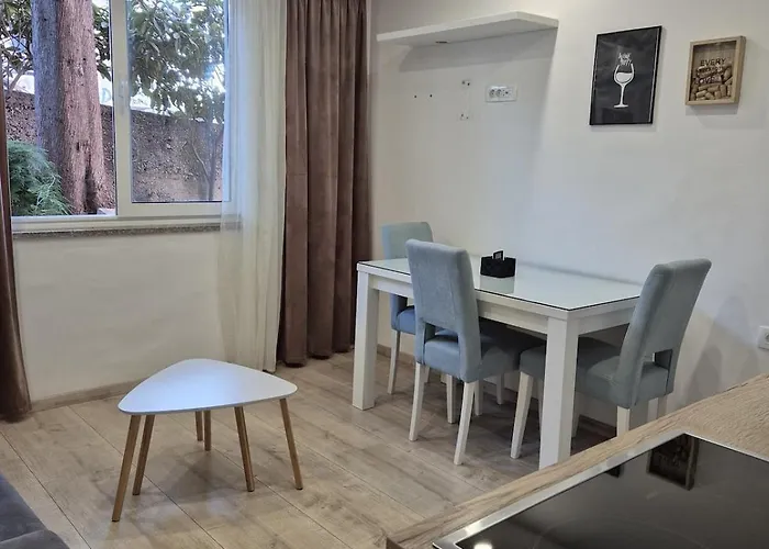 Cozy Close To Centre Apartment Split